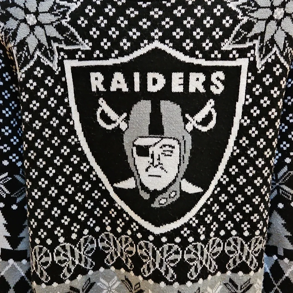 TEAM APPAREL NFL Raiders Black and Gray Men's Ugly Christmas Sweater - M